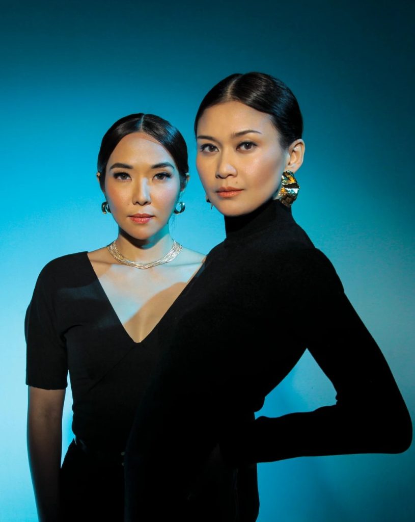 Gisella Anastasia sebagai Erika bersama dengan Milla yang diperankan oleh Marissa Anita