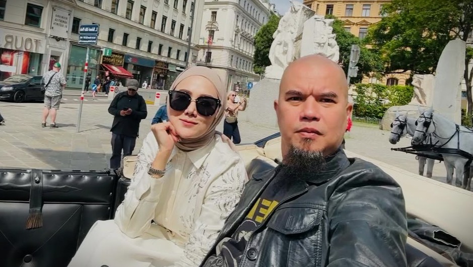 Ahmad Dhani dan Mulan Jameela sedang liburan