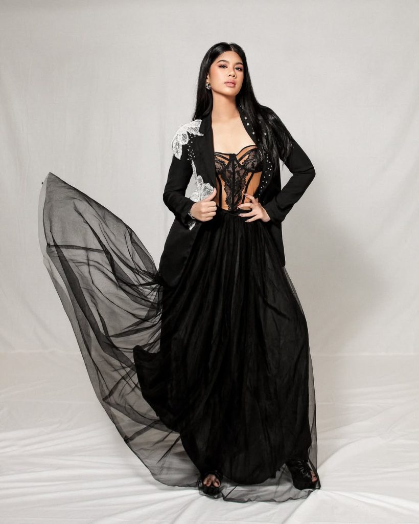 Almira Yudhoyono dengan makeup soft glam dan korset lace transparan, memancarkan kesan feminin dan profesional sebagai model muda berbakat.