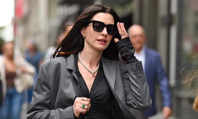 Anne Hathaway mengenakan setelan abu-abu dan kalung berlian senilai $15.000 saat syuting The Devil Wears Prada 2 di New York.