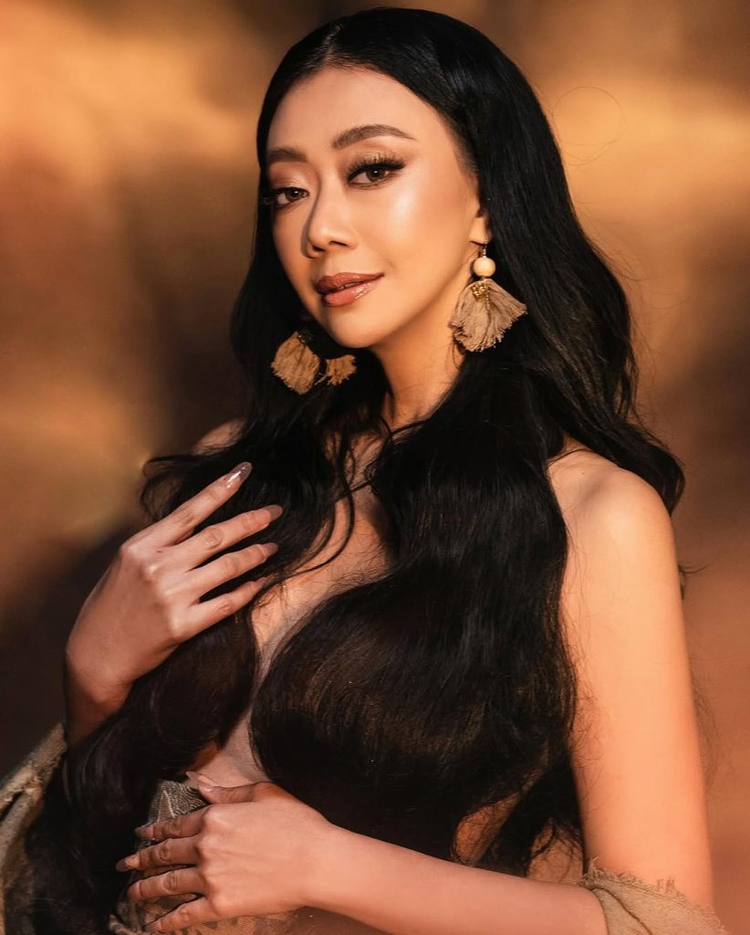Penampilan ini menunjukkan bahwa Asri tidak hanya tampil sebagai model, tetapi juga sebagai medium ekspresi seni visual yang kuat.
