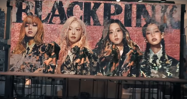 Video tersebut menampilkan papan reklame bergaya glamor dengan visual masing-masing anggota—Jisoo, Jennie, Rosé, dan Lisa—yang berkedip di gedung pencakar langit.