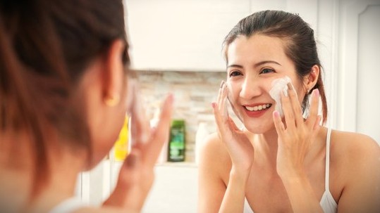 Sebaliknya, hindari sabun cuci muka yang mengandung sulfat dan fragrance, terutama jika kamu memiliki kulit sensitif.
