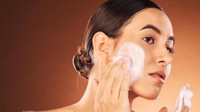 Menurut Dr. Omer Ibrahim, ahli kulit dari Chicago, jenis sabun cuci muka terbaik untuk penggunaan harian adalah yang berbentuk krim atau lotion.