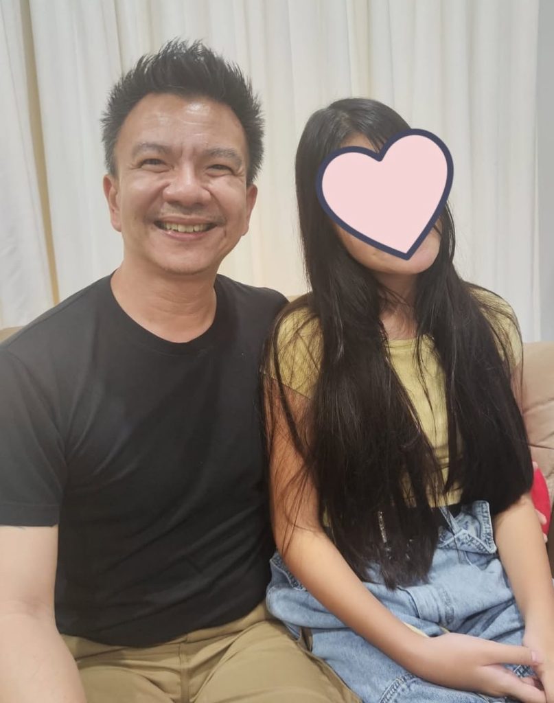 Aisha Aurum di samping Jerry Aurum. keduanya tampak memperlihatkan momen reuni ayah dan anak yang penuh haru.