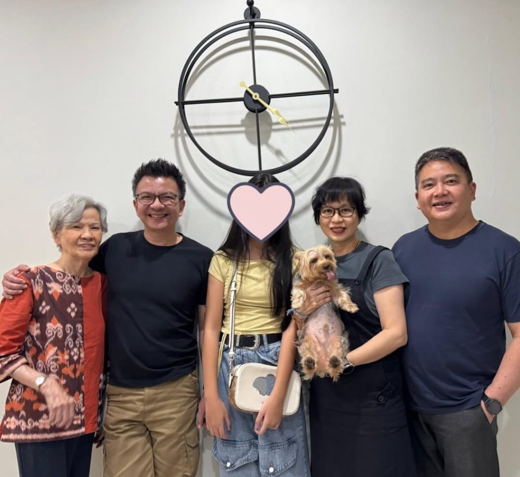 Aisha Aurum saat bersama keluarga. Ia tampak tumbuh menjadi seorang remaja yang bahagia.
