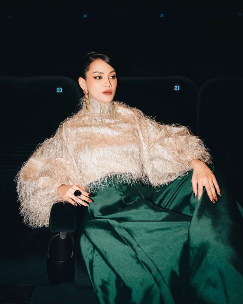 Potret elegan Erika di tengah sorotan publik terkait kabar kehamilan.