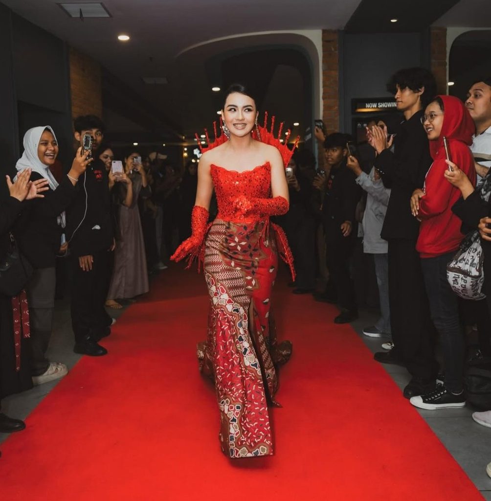 Ersya mengaku bahwa peran Weda sangat menantang secara emosional dan fisik. Ia melakukan riset mendalam tentang gejala kehamilan dan berdiskusi intens dengan acting coach