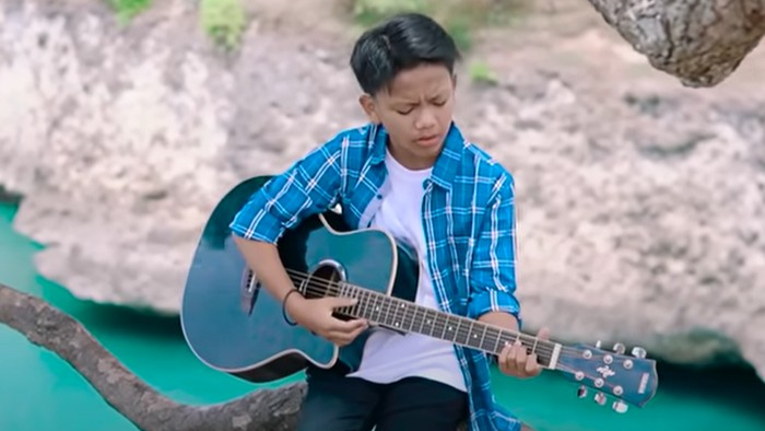 Sejak usia delapan tahun, Farel sudah mengenal jalanan. Ia bukan anak artis, bukan pula dari keluarga berada.