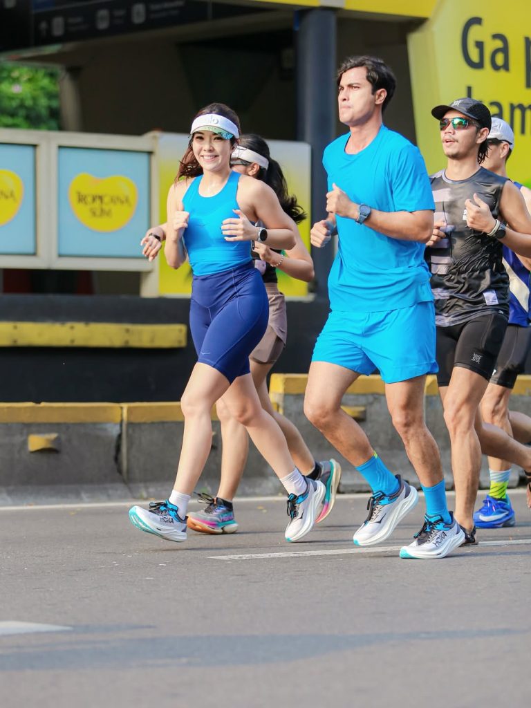 Gisella Anastasia dan Cinta Brian jogging bareng mengenakan outfit olahraga serasi bernuansa biru, rayakan ulang tahun ke-27.