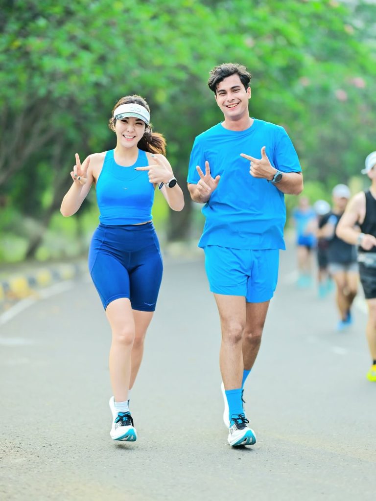 Gisel dan Cinta Brian menunjukkan angka 27 dengan jari sambil tersenyum, simbol perayaan ulang tahun yang penuh makna.