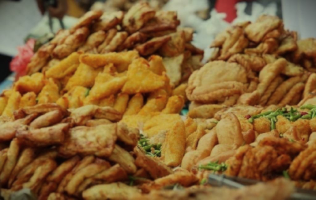 Deretan gorengan dan makanan cepat saji yang menggoda tapi bisa mengacaukan program diet.