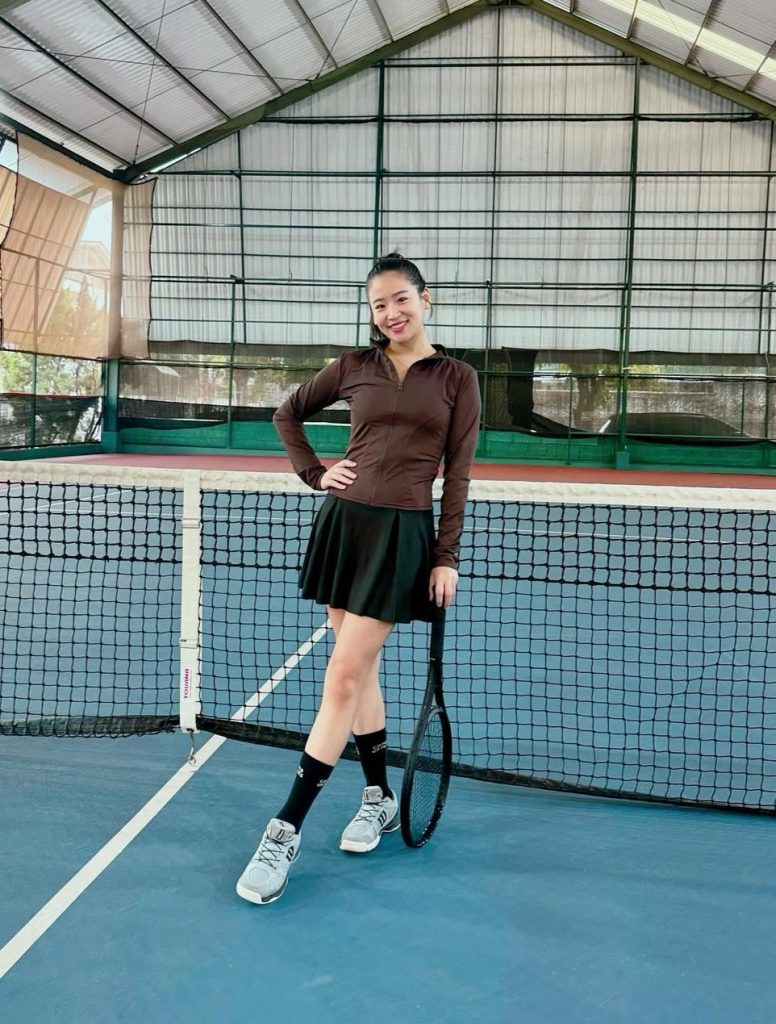 Haruka, yang tidak mengetahui adanya aksi protes tersebut, tampil tulus sebagai fans.