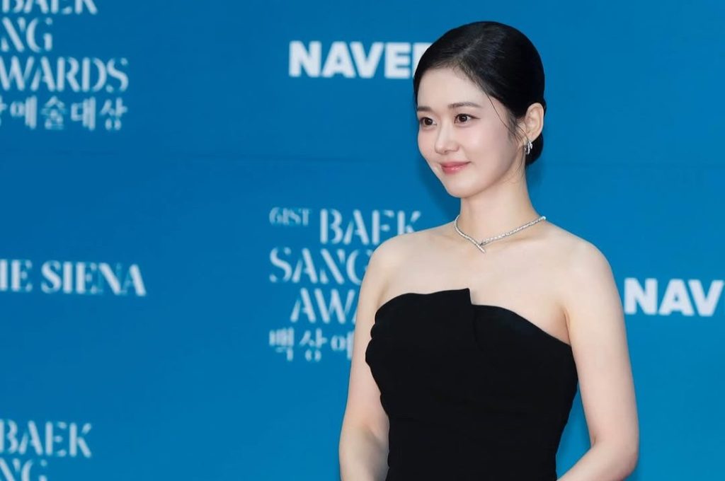 Potret Jang Nara tersenyum di usia 44 tahun, menunjukkan wajah awet muda yang menjadi ciri khasnya.