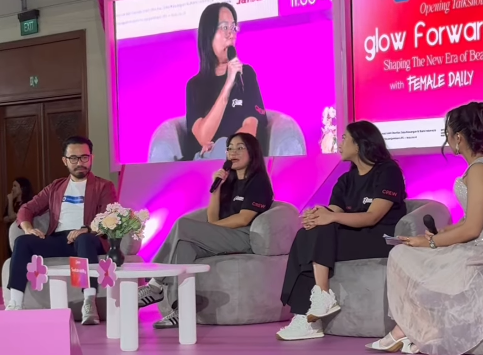 Workshop seperti “Get That K-Glow”, “Room Spray Making”, dan “Makeup Class Glass Skin Look” menjadi favorit pengunjung yang ingin menambah wawasan seputar tren kecantikan terkini.
