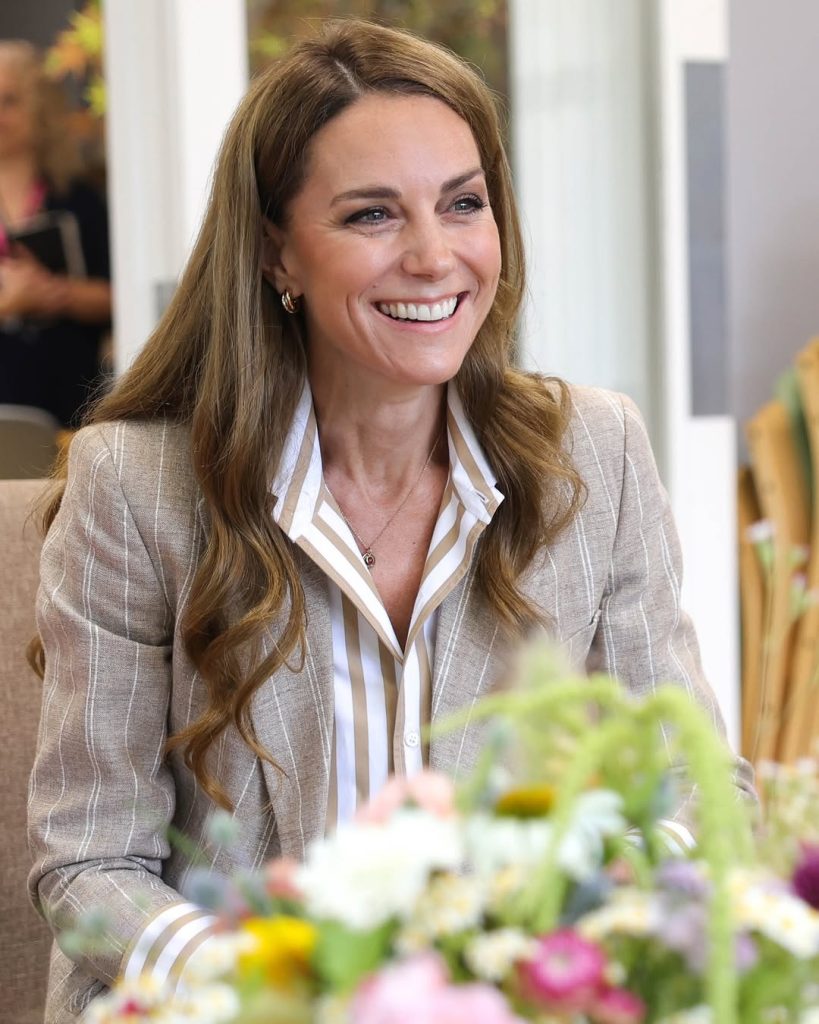 Dalam kunjungan tersebut, Kate tampil santai namun tetap elegan dengan blazer garis-garis dari Blazé Milano, kemeja Ralph Lauren, celana cokelat, dan sneakers Veja putih.