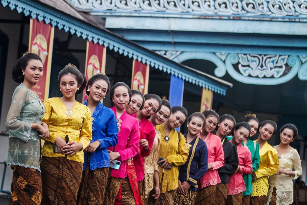 Kini, kebaya hadir dalam berbagai varian — kebaya kutubaru, kebaya modern berbahan brokat, hingga kebaya bridal couture yang digunakan dalam pernikahan mewah.