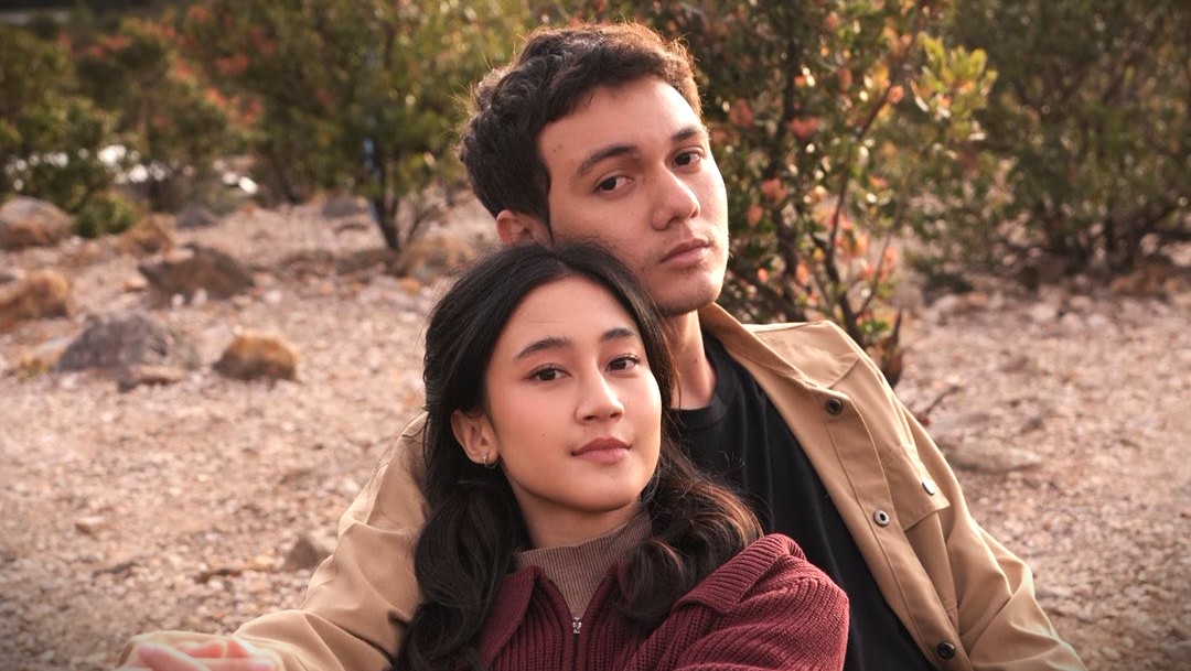 Keisya Levronka dan Nyoman Paul akhirnya merilis lagu duet berjudul Denganmu Saja