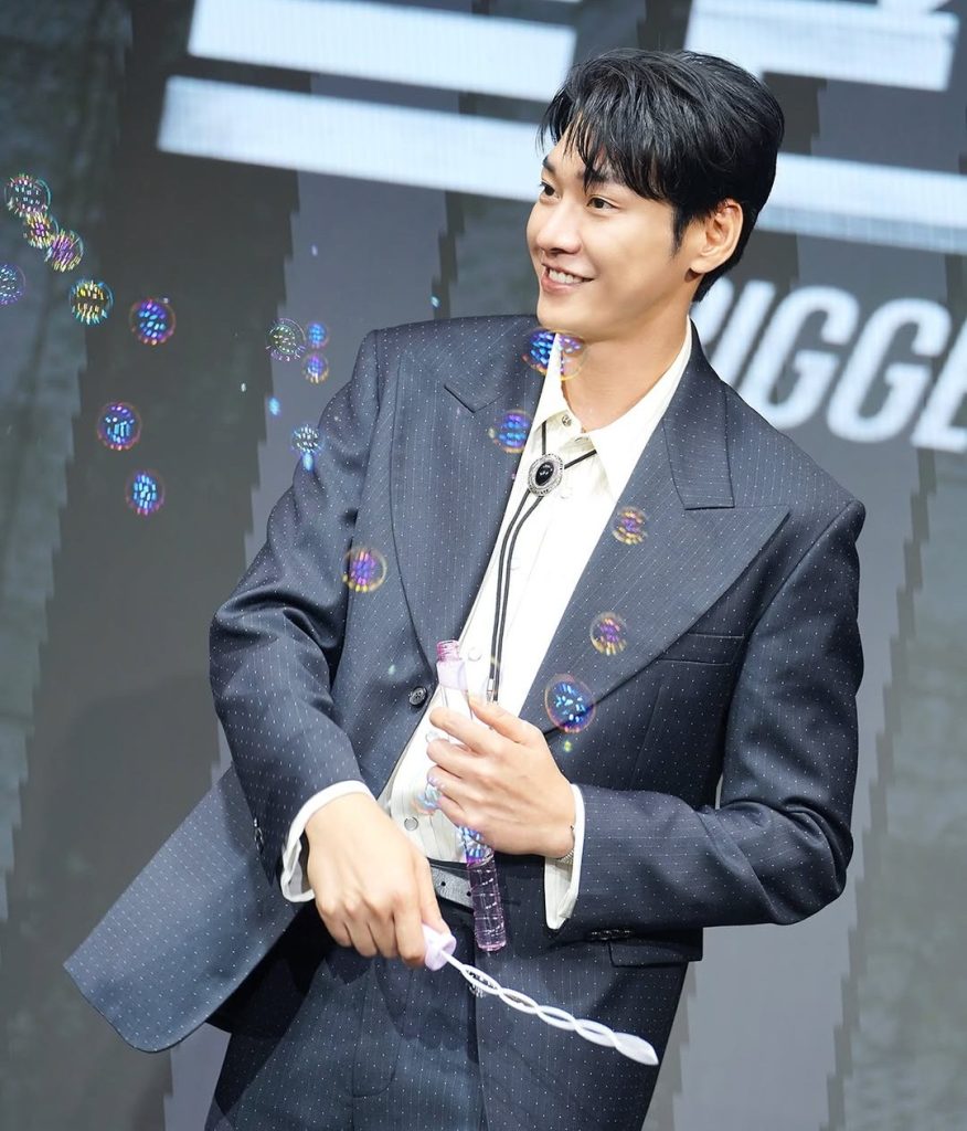 Moon Baek (Kim Young-kwang) tampak tersenyum samar, antara kesan santai dan bahaya tersembunyi.