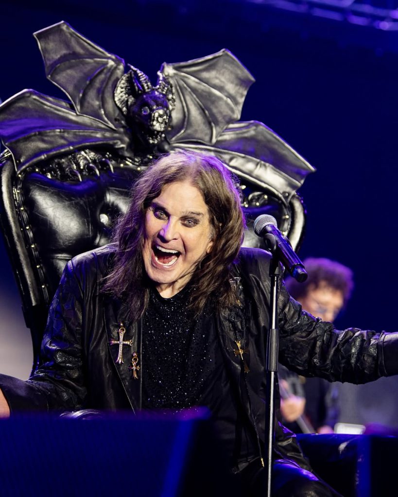 Ozzy, yang kini berusia 76 tahun dan tengah berjuang melawan penyakit Parkinson, tampil duduk di atas kursi hitam berhias ornamen kelelawar—ikon yang melekat pada citranya sebagai 'Prince of Darkness'.