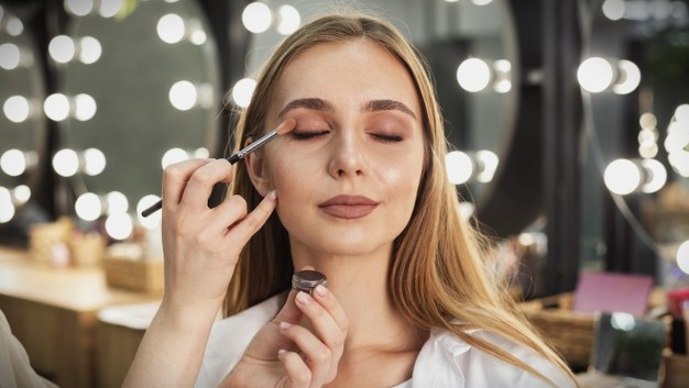 Tren 10-step skincare mungkin terlihat menarik, tetapi menurut Dr. Cindy Wassef dari Rutgers Center for Dermatology, terlalu banyak lapisan produk justru bisa menyebabkan iritasi dan jerawat.