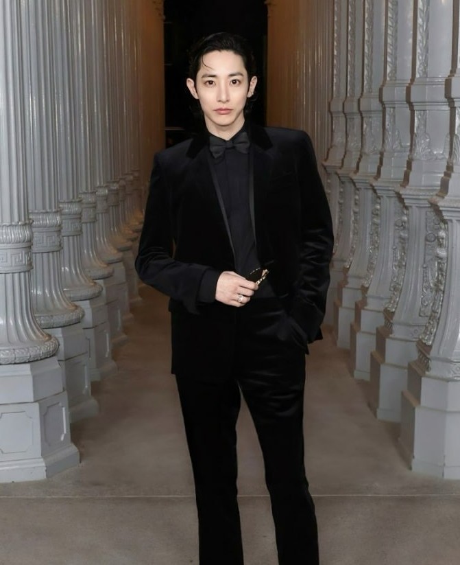 Lee Soo-hyuk mengenakan jas hitam dengan ekspresi dingin – Visual intens Lee Soo-hyuk yang memperkuat kesan karakter misterius.