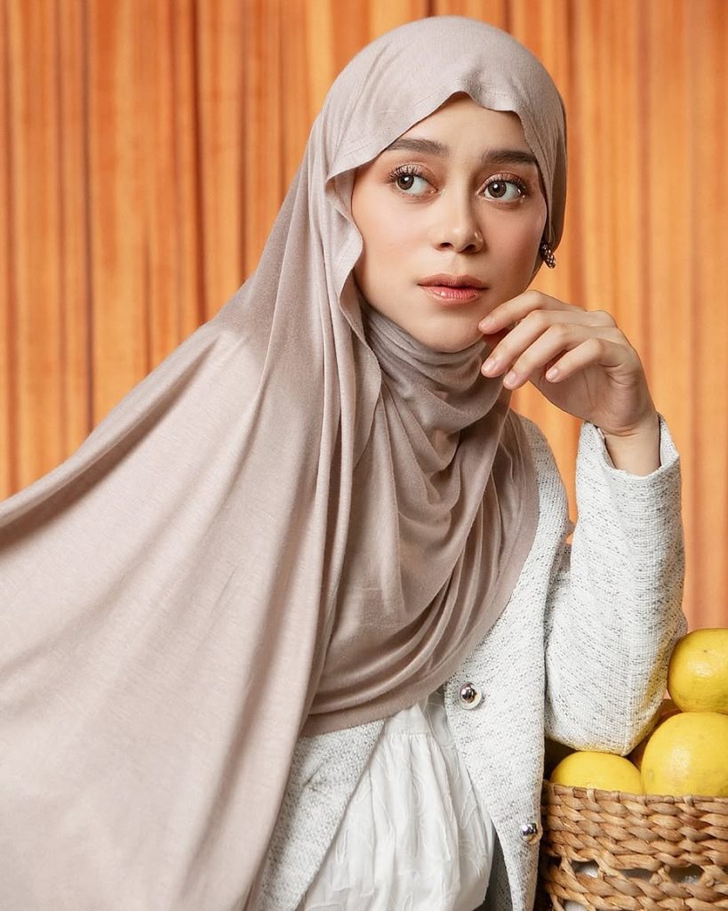 Lesti Kejora sempat menyanyikan lagu ciptaannya “Angin” di ruang sidang Mahkamah Konstitusi, mengenakan busana formal dengan ekspresi emosional di hadapan majelis hakim.
