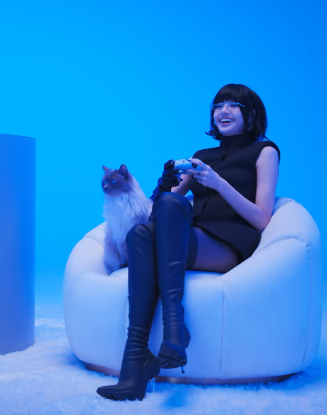 Lisa tampil sebagai model dalam kampanye iklan terbaru Sony PlayStation