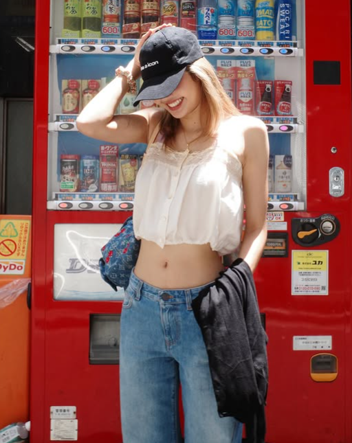 Lisa dikenal dengan gaya kasual yang tetap terlihat trendi dan effortless. Ia kerap memadukan crop top, wide-leg jeans, dan sneakers putih untuk menciptakan tampilan santai namun tetap stylish.