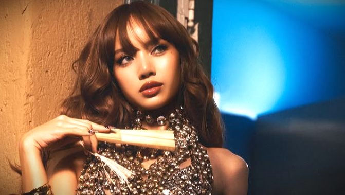 Lisa BLACKPINK dan gaya fashionnya yang sangat menawan