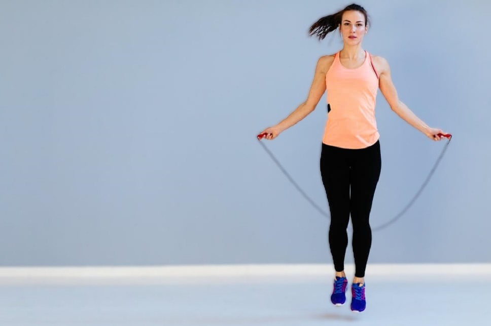 Lompat tali (jump rope) adalah latihan sederhana yang membakar hingga 300 kalori dalam 30 menit.