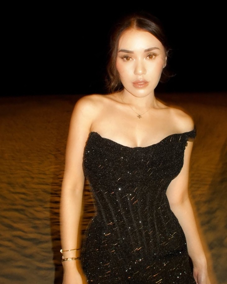 Popularitasnya semakin meningkat berkat konsistensi membagikan konten yang relevan dengan tren anak muda, mulai dari fashion, kecantikan, hingga keseharian.