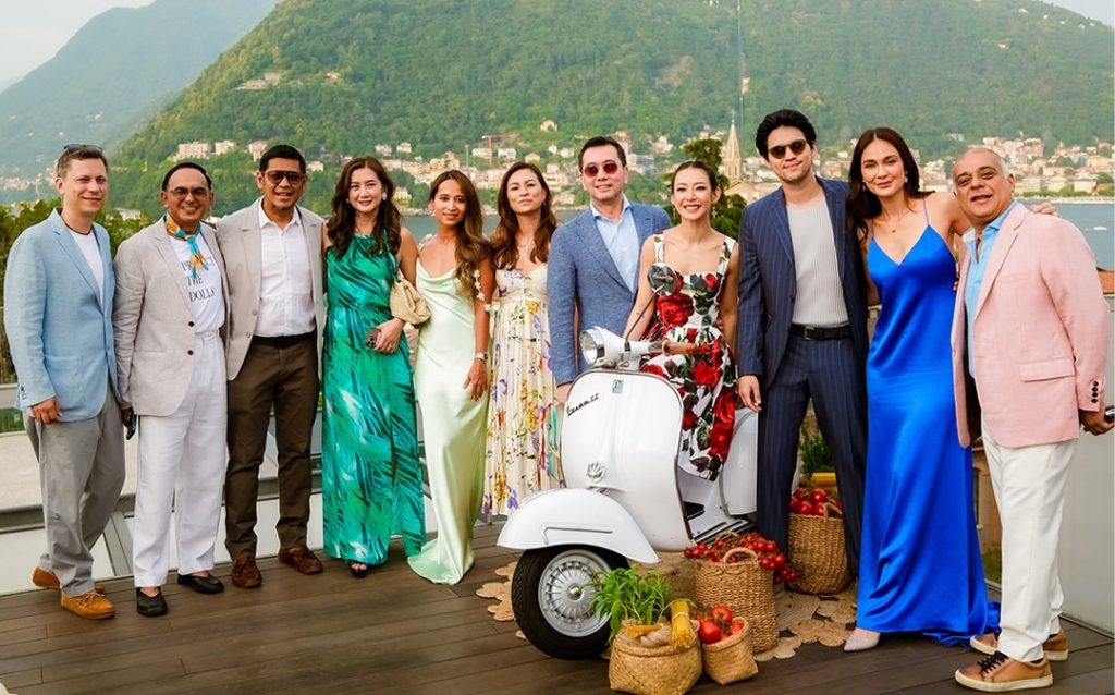 Luna mengenakan long dress satin tanpa lengan berwarna biru elektrik dengan potongan backless dan ekor panjang di bagian belakang.