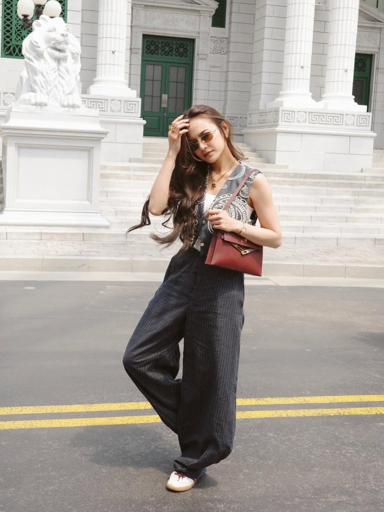 Salah satu item yang paling mencuri perhatian adalah tas Hermes Kelly Elan Rouge H yang dikenakan Mahalini.