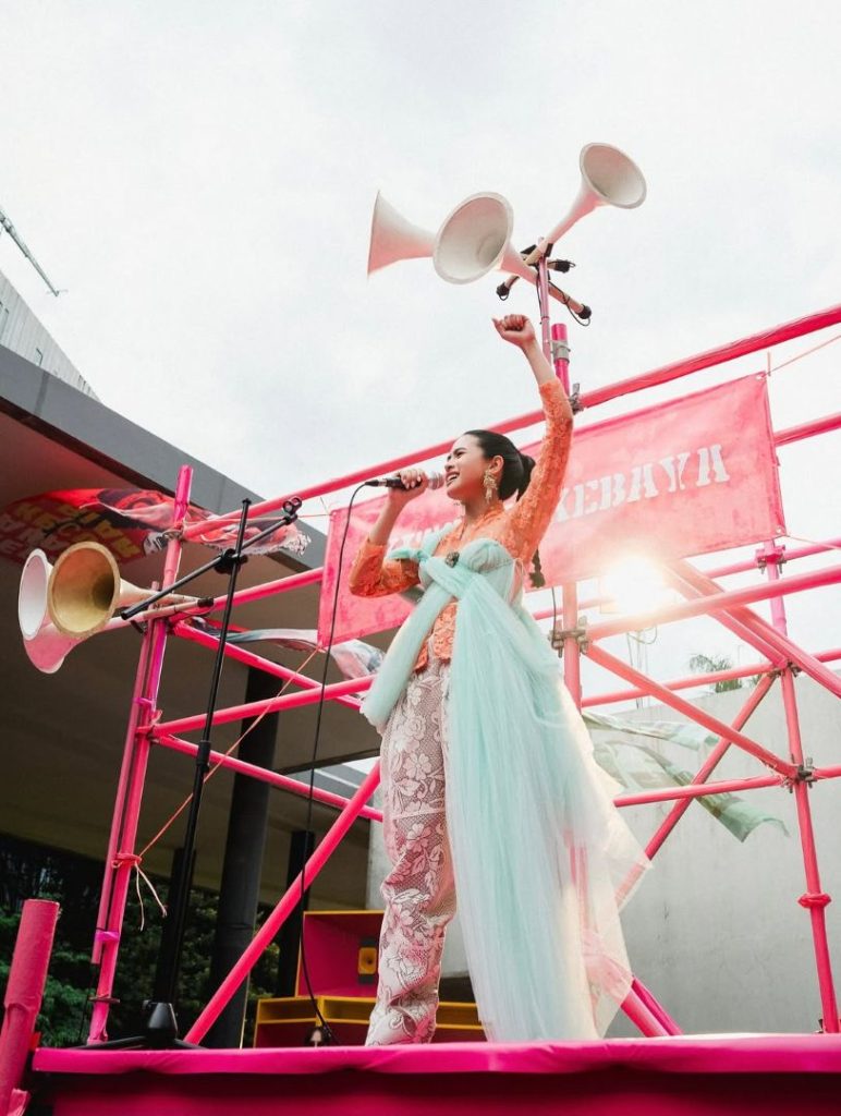 Aksi Maudy sebagai orator dalam film ini terjadi di tengah atmosfer kongres kebaya terbesar dalam narasi fiksi film tersebut.