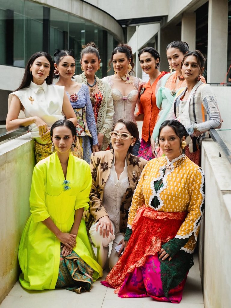 Selain Maudy, film #KitaBerkebaya juga dibintangi oleh sederet nama besar seperti Tara Basro, Eva Celia, Titi Radjo, Andien, dan Lutesha.