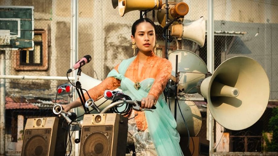 Maudy Ayunda sebagai orator dalam film