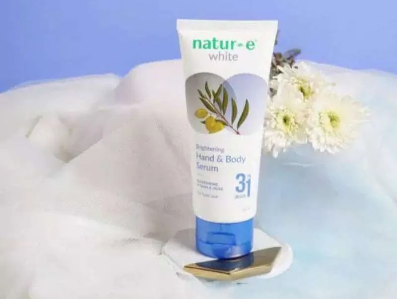 Mengandung glutathione, niacinamide, vitamin E, dan ekstrak buah zaitun, serum ini mampu mencerahkan kulit
