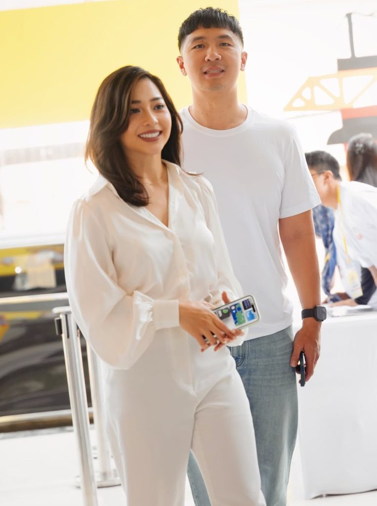 Nikita langsung dibuat terkejut dengan penemuan sebuah kemeja biru bergaris dari brand mewah asal Italia, Brioni.