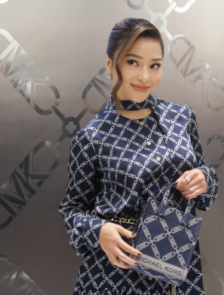 Dengan total anggaran Rp300 ribu, Nikita berhasil mendapatkan sejumlah item fashion berkualitas, di antaranya topi, sweater, celana panjang, kaus putih, dan kemeja.