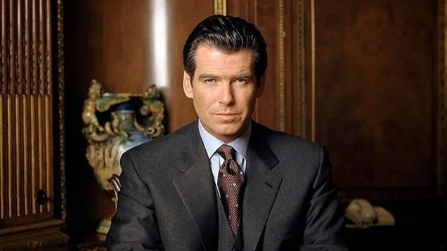 Pierce Brosnan mengenakan busana dari merek mewah Brioni dalam film James Bond