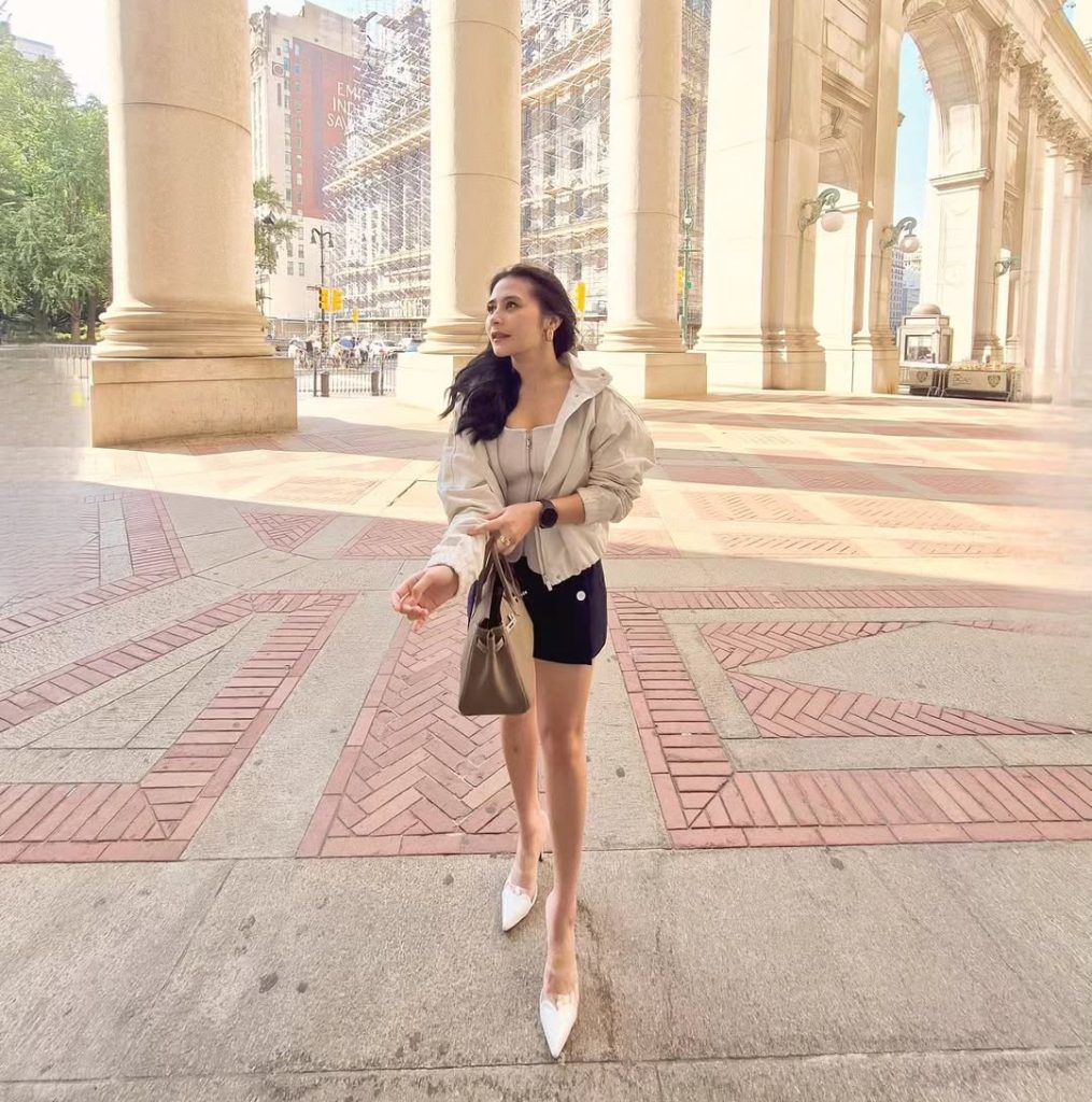 Prilly memilih gaya kasual yang tetap terlihat modis dan elegan. Salah satu penampilannya yang paling disorot adalah saat mengenakan jaket crop warna krem yang ringan dan cocok untuk cuaca kota.