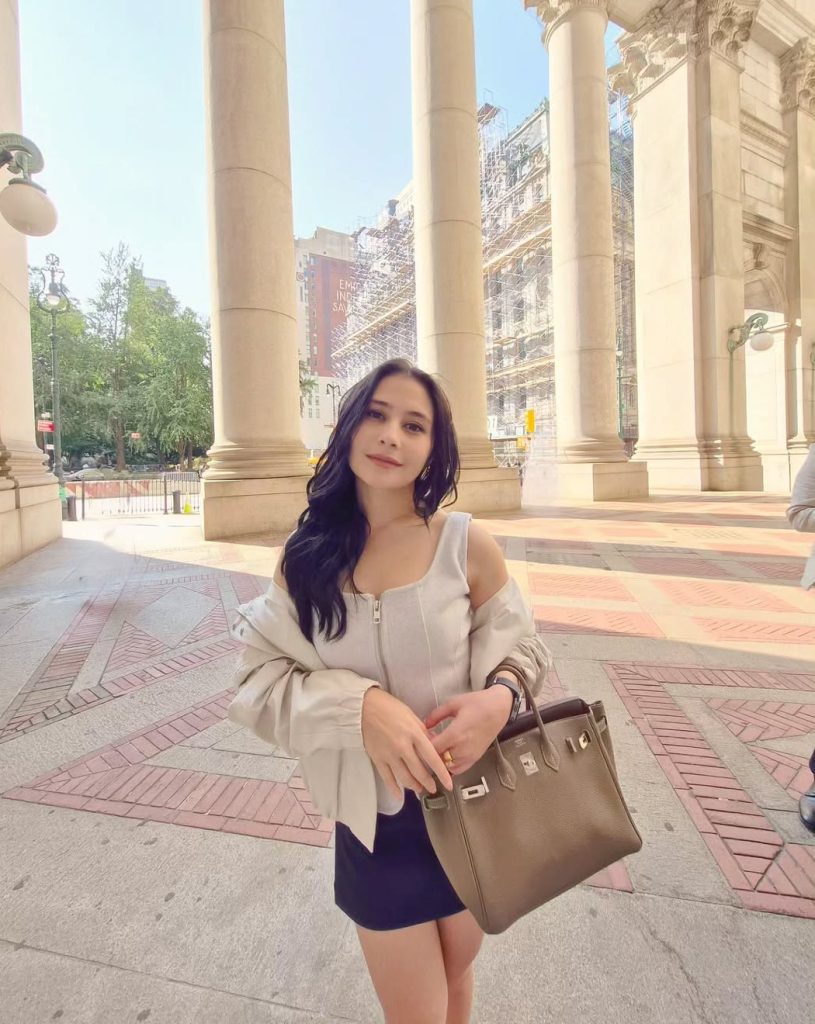 Salah satu item yang paling mencuri perhatian adalah tas Hermes Birkin 25 warna taupe yang dibawanya saat jalan-jalan.