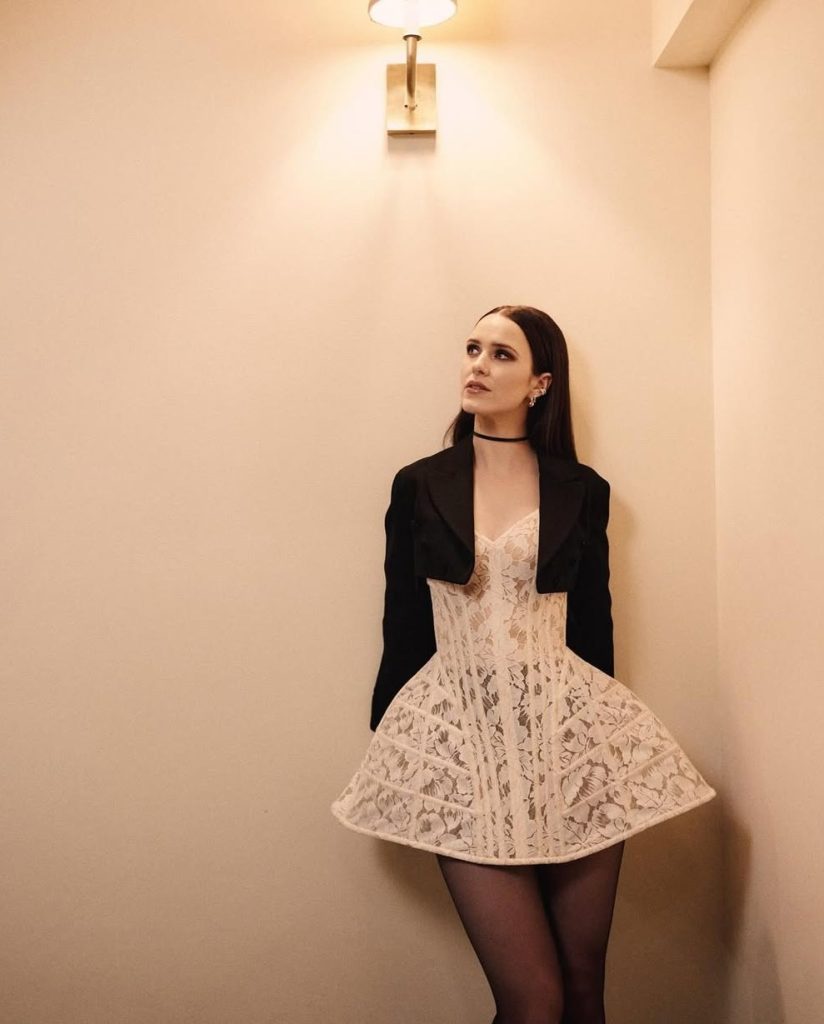 Rachel Brosnahan mengenakan lace dress putih dengan cropped blazer