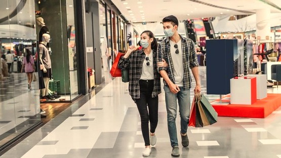 Window shopping adalah aktivitas melihat-lihat produk tanpa membeli, yang sudah lama menjadi bagian normal dalam ekosistem mall.