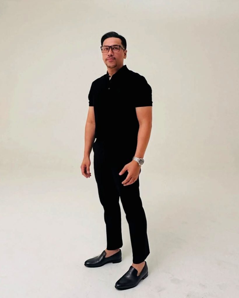 Sammy Simorangkir di MK menyanyikan lagu “Bila Rasaku Ini Rasamu” disaksikan oleh hakim dan peserta sidang.