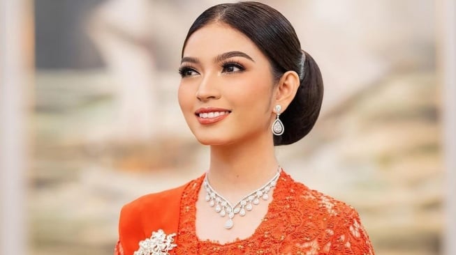 Selvi Ananda tampil elegan dengan kebaya di HUT Bhayangkara ke-79