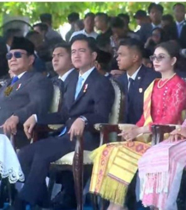 Selvi Ananda memilih kebaya panjang berbahan brokat berwarna fuchsia yang mencolok namun tetap anggun.
