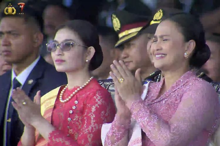 Untuk melengkapi penampilannya, ibu dua anak ini mengenakan satu set perhiasan mutiara bernuansa keemasan, terdiri dari kalung, anting, dan cincin.