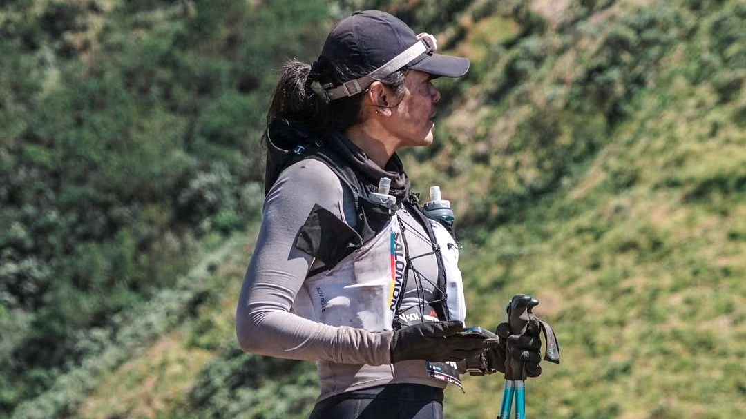 Sigi Wimala melakukan olahraga hiking
